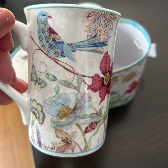 Lightahead Elegant Bone China Two Coffee Mugs Set in Decorative Box - Picture 3 of 12